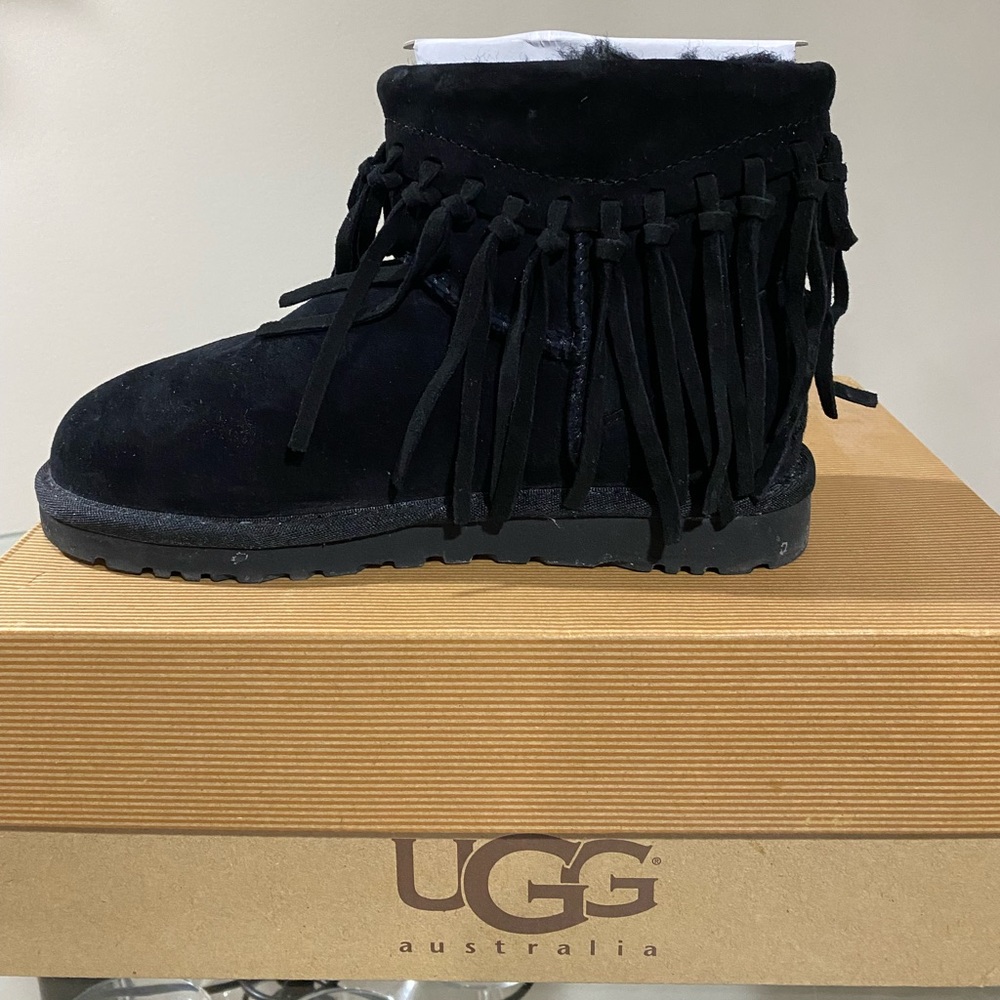 New Ugg Fringe Boots! Women’s 5! New w/o tags!